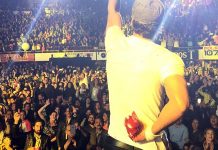 Cantante Enrique Iglesias sufre cortes en una mano durante espectáculo Enrique Iglesias sufrió varios cortes en una mano durante una presentación que tuvo en Tijuana, México y tuvo que ser atendido por personal de emergencia.