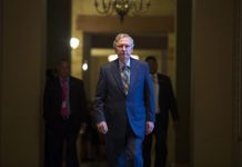El líder de la mayoría republicana en el Senado, Mitch McConnell, se dirige a la Cámara alta en Washington