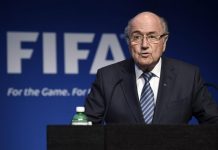 Joseph Blatter, presidente de la FIFA, anuncia en rueda de prensa que pone a disposición su cargo e informa de que habrá un congreso extraordinario para elegir al nuevo mandatario del máximo organismo futbolístico mundial