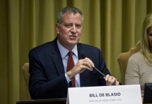 El alcalde de Nueva York, Bill de Blasio, se unió a una coalición de políticos, sindicatos y grupos comunitarios que urgieron al presidente de Estados Unidos, Barack Obama, y al Congreso a permitir que Puerto Rico se declare en bancarrota para hacer frente a la crisis económica que afronta.  