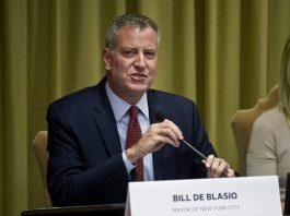 El alcalde de Nueva York, Bill de Blasio, se unió a una coalición de políticos, sindicatos y grupos comunitarios que urgieron al presidente de Estados Unidos, Barack Obama, y al Congreso a permitir que Puerto Rico se declare en bancarrota para hacer frente a la crisis económica que afronta.  