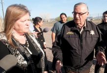 La esposa del precandidato presidencial demócrata Bernie Sanders, Jane Sanders (i), visitó la cárcel Tent City del Sheriff Joe Arpaio (d).