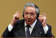 El presidente de Cuba Raúl Castro y el presidente de Estados Unidos Barack Obama (fuera de cuadro) participan hoy, lunes 21 de marzo de 2016, de una rueda de prensa tras una reunión sostenida en el Palacio de la Revolución en La Habana (Cuba).