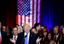 El precandidato republicano a la Presidencia estadounidense Donald Trump (c) pronuncia un discurso sobre los resultados en las elecciones primarias de Connecticut, Delaware, Maryland, Pensilvania y Rhode Island hoy, martes 26 de abril de 2016, en Nueva York
