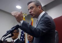 El gobernador de Puerto Rico viaja a Nueva York para negociar con acreedores El gobernador Alejandro García Padilla participa en una conferencia de prensa