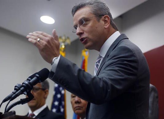 El gobernador de Puerto Rico viaja a Nueva York para negociar con acreedores El gobernador Alejandro García Padilla participa en una conferencia de prensa