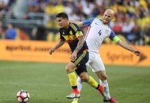 Colombia ganó por 0-2 en el partido inaugural con goles de Zapata y James James Rodriguez (i) de Colombia disputa el balón con Gyasi Zardes (d) de EE.UU. hoy, viernes 3 de junio de 2016, en el juego de inauguración de la Copa América Centenario en el Levi's Stadium de Santa Clara