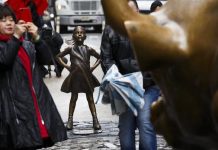 Una desafiante niña de bronce recuerda a Wall Street el papel de la mujer