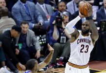 Lebron James anota por encima de Andre Iguodala.
