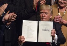 Trump deleitó a exilio cubano con cambios al deshielo emprendido por Obama El presidente Donald J. Trump muestra el memorando presidencial sobre la política con Cuba al finalizar su discurso en el teatro Manuel Artime de la Pequeña Habana, en Miami.