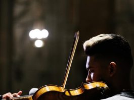 Violinista venezolano actúa en "misa musical" en Nueva York para pedir paz Wuilly Arteaga