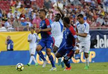 EE.UU. vence a Martinica y asalta el liderato del Grupo B; Panamá gana al fin Edgar Gabriel Torres (i) de Panamá disputa el balón con Luis Copete (2i) de Nicaragua