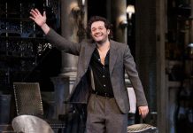 La ópera debe llegar a "oídos de todo el mundo" al ser una música llena de "humanidad y magia", asegura a Efe el tenor mexicano Arturo Chacón, candidato a artista del año 2017 de la Ópera de San Francisco (EE.UU.). "Pienso que la ópera es para todos. Estoy convencido de que debe estar en oídos de todo el mundo", afirma Chacón, quien el 14 de julio presentó "Rigoletto" en la Arena de Verona (Italia), donde repetirá su actuación el día 19 y el 21 cantará con el español Plácido Domingo. Chacón, nacido el 20 de agosto de 1977 en Obregón, estado mexicano de Sonora, se remite a análisis científicos para defender el efecto que en las personas tiene la ópera, una "música hermosa, llena de humanidad y magia". Al mismo tiempo reconoce que existen nuevos géneros como el Techno que, de cierta manera, tienen mucho que decirle a los jóvenes. Pero la ópera "nos hace más humanos" y "nos activa el cerebro", asegura. Orgulloso de su historial de cantante de música mexicana, Chacón se declara feliz por su nominación como candidato a artista del año en la Ópera de San Francisco. "Estoy muy contento de que se haya reconocido mi Rodolfo de 'La Boheme'; por fin, era mi vigésima primera producción y estoy contento", comenta. El tenor saca de los refranes mexicanos la expresión "llamarada de petate", que alude a algo que brilla de manera efímera, para marcar el contraste de una trayectoria fugaz con una de resultados que solo puede explicarse con trabajo y disciplina. "Hay carreras que son como llamaradas de petate: agarras fuego y es una brillantez. Y hay carreras que llevan mucho trabajo, mucha disciplina y sí, he tenido muy buenas oportunidades desde que comencé", relata. Su carrera ha sido un ascenso constante desde que participó en "La Traviata" en el Palacio de Bellas Artes de México en 2000, obra que lo unió a Plácido Domingo. "Estaba una vez probando vestuario en Bellas Artes y encontré unos zapatos de Plácido Domingo, y aunque eran grandes me los puse igual pues yo sabía que me iban a dar suerte", recuerda Chacón, y dice que el tenor español rio mucho cuando se lo contó. Reconoce en Domingo a su "padre artístico" y se declara "hijo artístico" del español y de su esposa, quienes lo han apoyado a lo largo de su carrera. Chacón volverá a encontrarse con Domingo el 21 de julio como artista invitado en Antología de la Zarzuela en la Arena de Verona, escenario al que define como un edificio medieval imponente en una ciudad que goza de una tradición operística "espeluznante". "Estoy pensando que en el camerino donde voy a estar estuvieron Luciano Pavarotti, Plácido Domingo. Es fuera de la realidad, de esos sueños que te pellizcas y estás despierto", confiesa. Con respeto dice que todos sus personajes los interpreta al 100 % y que el día que toca los convierte en su favorito, aunque admite tener cierta predilección por algunos papeles, entre ellos Rodolfo, de "La Boheme", un personaje "muy real, muy humano, que permite vivir las emociones de amor, despecho, celos, muerte". "Todo lo que significa un ser humano está en ese papel", comenta. Hoffmann, de "Los Cuentos de Hoffmann", que interpretó en la Escala de Milán (Italia), es también uno de sus favoritos "porque es un personaje que va de ser un poeta a un borracho a un asesino, hasta cómico". "Es muy complejo; me permite actuar mucho y cantar música muy hermosa", añade. Entre óperas, Chacón mantiene viva su interpretación de música mexicana, a la que considera como una de las fuentes de las que bebió para poder convertirse en el tenor que se ha presentado en escenarios de todo el mundo. "El músico que soy se lo debo a México; me crié ahí y las emociones que doy al cien por ciento en el escenario ahí surgieron; doy gracias a Dios por haber estado rodeado de música, emoción y drama, que en México se nos dan muy bien", apunta. Chacón resalta que la música mexicana tiene una buena relación con la ópera, sobre todo porque quienes la interpretan se enfocan antes que nada en el sentimiento y la expresión de cada una de las palabras. "Seguiré cantando música mexicana hasta que caiga muerto. Yo soy cantante de ópera porque canté mariachi primero", concluye. EFE