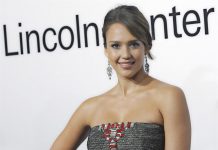 La actriz y empresaria estadounidense Jessica Alba, de 36 años, anunció hoy a través de la red social Instagram que será madre por tercera vez. "Cash (Warren, su esposo) y yo vamos a ser minoría", dijo Alba en alusión a las dos hijas que tiene ya el matrimonio: Honor, de 9 años, y Haven, de 5. Recientemente, en declaraciones a la revista especializada People Alba relataba que trata de evolucionar constantemente como madre. "Trato de permanecer abierta, de mejorar como persona y de mantener una curiosidad adecuada", comentó la actriz. "No pretendo aparentar que siempre tengo todas las respuestas, sé que no soy perfecta", agregó. Alba, conocida por películas como "Sin City" (2005), "Fantastic Four" (2005) o "Machete" (2010), es la cofundadora de The Honest Company, una exitosa empresa de productos ecológicos creada en 2012 para el cuidado de los bebés y la limpieza del hogar. De hecho, Alba, de origen mexicano, recibió en 2016 el premio Excelencia en el Liderazgo que entrega la Cámara de Comercio Hispana de Estados Unidos (USHCC) por su trabajo al frente de la compañía. La actriz decidió aprender todo lo posible sobre productos ecológicos antes del nacimiento de su primera hija, con el objetivo de poder ofrecerle un estilo de vida saludable y protegerla al máximo de agentes tóxicos. Tras descubrir que numerosos productos a la venta en supermercados de todo el país contenían componentes químicos que podrían resultar nocivos, la intérprete inició una búsqueda de artículos más naturales y de aquel trabajo surgió The Honest Company, que cuenta con más de 500 empleados.EFE
