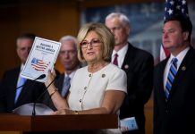 La presidenta del Comité de Presupuesto de la Cámara de Representantes, Diane Black, presenta a los medios de comunicación un plan de presupuesto para el 2018