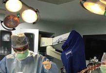 Un músico indio toca la guitarra mientras le operan el cerebro Abhishek Prasad tocándo la guitarra durante su operación de distonía en el hospital Mahaveer Jain, en Bangalore, India