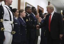 El presidente estadounidense, Donald J. Trump (d), durante su visita al Pentágono, en Arlington, Virginia (Estados Unidos),