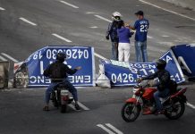 Huelga en Venezuela inicia con dos muertos. Huelga en Venezuela inicia con dos muertos.