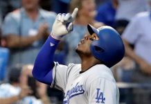 El guardabosques cubano Yasiel Puig siguió encendido con el bate al botar la pelota fuera del parque