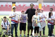 Ronaldinho en Costa Rica con su "Gira de la Alegría" Como parte de su "Gira de la Alegría", el futbolista se mostró muy complacido al compartir unas fotos con sus admiradores costarricenses que acudieron al Estadio Nacional.