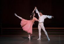 El bailarín principal del Ballet Nacional de Inglaterra, el mexicano Isaac Hernández, afirma, en una entrevista con Efe, que esta compañía de danza le ha dado el "desarrollo artístico necesario para seguir inspirándose" y para cosechar nuevos éxitos en su carrera profesional.