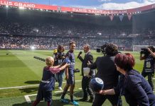 "Neymanía" es lo que se vive en París En pocas horas se agotaron las camisetas del París Saint-Germain marchamadas con el sello del brasileño Neymar y el número 10 en el dorso, un síntoma de la "Neymanía" que vivió la capital francesa el día en que el astro brasileño