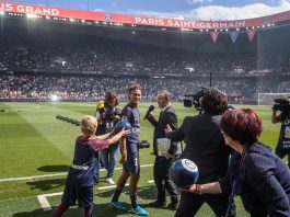 En pocas horas se agotaron las camisetas del París Saint-Germain marchamadas con el sello del brasileño Neymar y el número 10 en el dorso, un síntoma de la "Neymanía" que vivió la capital francesa el día en que el astro brasileño