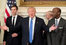 Un cuarto líder empresarial renuncia a Consejo de Trump tras polémica racista Scott Paul, se convirtió hoy en el cuarto líder empresarial que renuncia esta semana al Consejo de Fabricantes Estadounidenses de Donald Trump tras la tibia respuesta del mandatario a los incidentes racistas en Charlottesville.