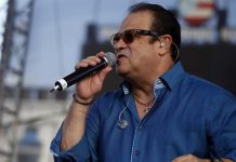 El salsero puertorriqueño Tony Vega permanecía hospitalizado, después de sufrir un quebranto de salud tras una presentación en Colombia.