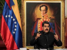 Magistrados "perseguidos" en Venezuela buscan "cerco" internacional a Nicolás Maduro Los magistrados designados para el Tribunal Supremo por el Parlamento venezolano, de mayoría opositora, denuncian ahora desde fuera del país la "persecución" del Gobierno y buscan trabajar con la justicia internacional para hacerle "un cerco" al presidente, Nicolás Maduro.