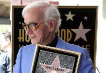 Charles Aznavour posa con su estrella en la ceremonia donde recibió una estrella en el Paseo de la Fama