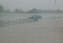 El agua acumulada en zonas del sureste de Houston