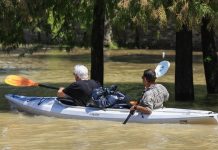 Alonso Guillén, el "soñador" que murió ayudando a víctimas del huracán Harvey El mexicano Alonso Guillén desoyó las advertencias de su padre y, montado en un bote, se enfrentó al azote del huracán Harvey para rescatar a víctimas del ciclón en Texas