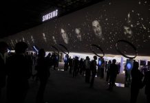 Varios visitantes congregados en el espacio de Samsung en la feria de tecnología de consumo IFA en Berlín