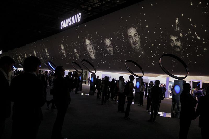  Varios visitantes congregados en el espacio de Samsung en la feria de tecnolog&iacute;a de consumo IFA en Berl&iacute;n