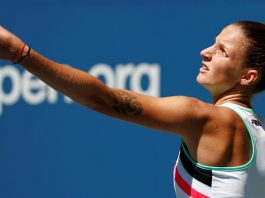 Karolina Pliskova realiza un saque contra la estadounidense Jennifer Brady durante el octava jornada del Abierto de Estados Unidos