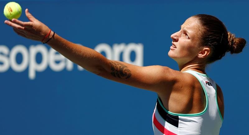 Karolina Pliskova realiza un saque contra la estadounidense Jennifer Brady durante el octava jornada del Abierto de Estados Unidos