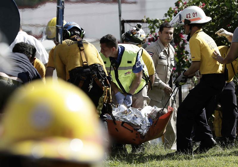 Miembros de los equipos de rescate trasladan a varios supervivientes de un accidente de avioneta