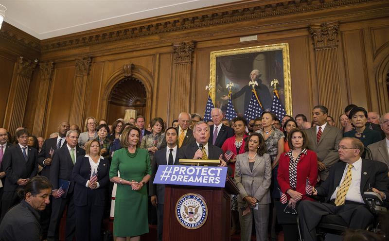 Los republicanos y los dem&oacute;cratas del Congreso se dividieron hoy ante la encrucijada en la que les ha metido Donald Trump