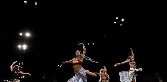 Modelos desfilan con creaciones de la marca Desigual