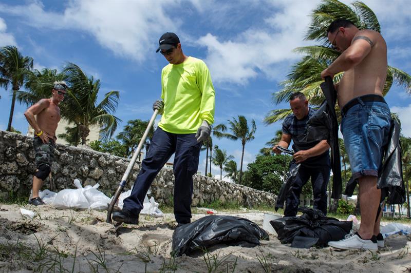 Vecinos se organizan y recogen arena para cubrir la entrada de sus hogares 