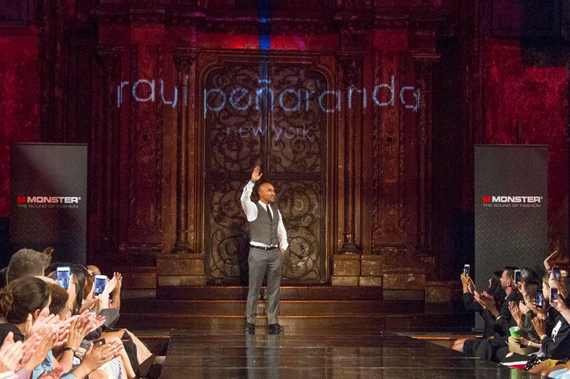 La pasarela de la Semana de la Moda en Nueva York convoc&oacute; al dise&ntilde;ador colombiano Ra&uacute;l Pe&ntilde;aranda