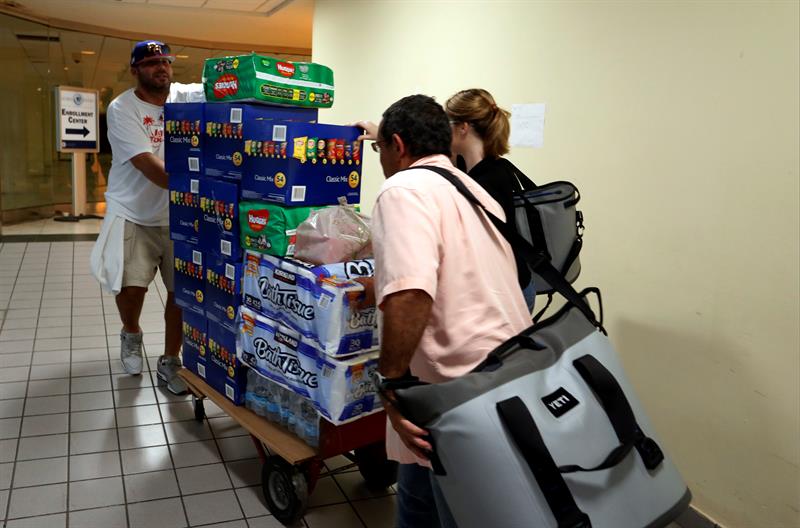 Puerto Rico, la isla intenta volver a la normalidad y pasa ahora a convertirse en un centro de recepción y distribución de ayuda