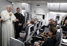 El papa Francisco habló de crisis humanitaria en Venezuela y Estados Unidos Papa Francisco en el avión que le trasladó hoy a Roma.