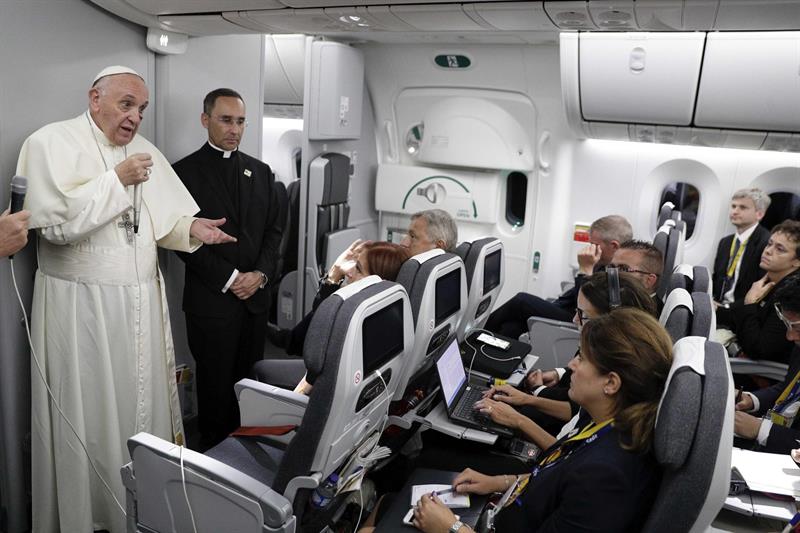 Papa Francisco en el avi&oacute;n que le traslad&oacute; hoy a Roma.