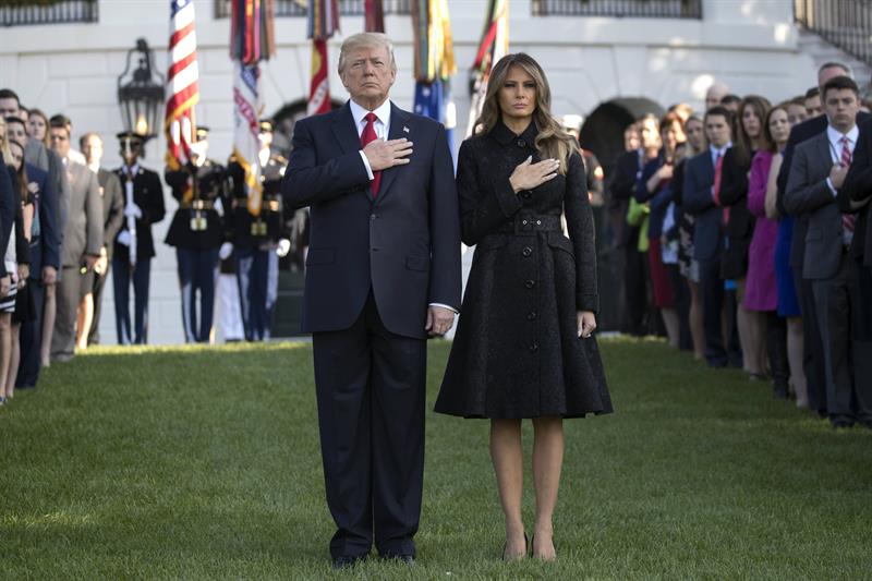 Trump y Melania en el homenaje a las v&iacute;ctimas de los atentados del 11 de septiembre de 2001 con motivo del decimosexto aniversario de los ataques, en la Casa Blanca