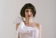 Una modelo desfila por la pasarela con una creación del diseñador venezolano Ángel Sánchez