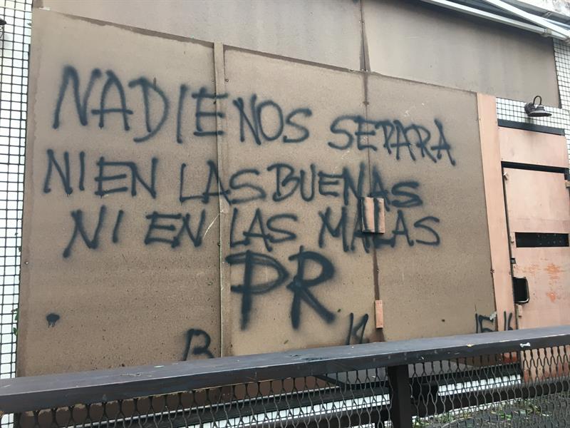 Vista de una pintada en la pared tras el paso del huracán María hoy, jueves 21 de septiembre de 2017, en San Juan (Puerto Rico).