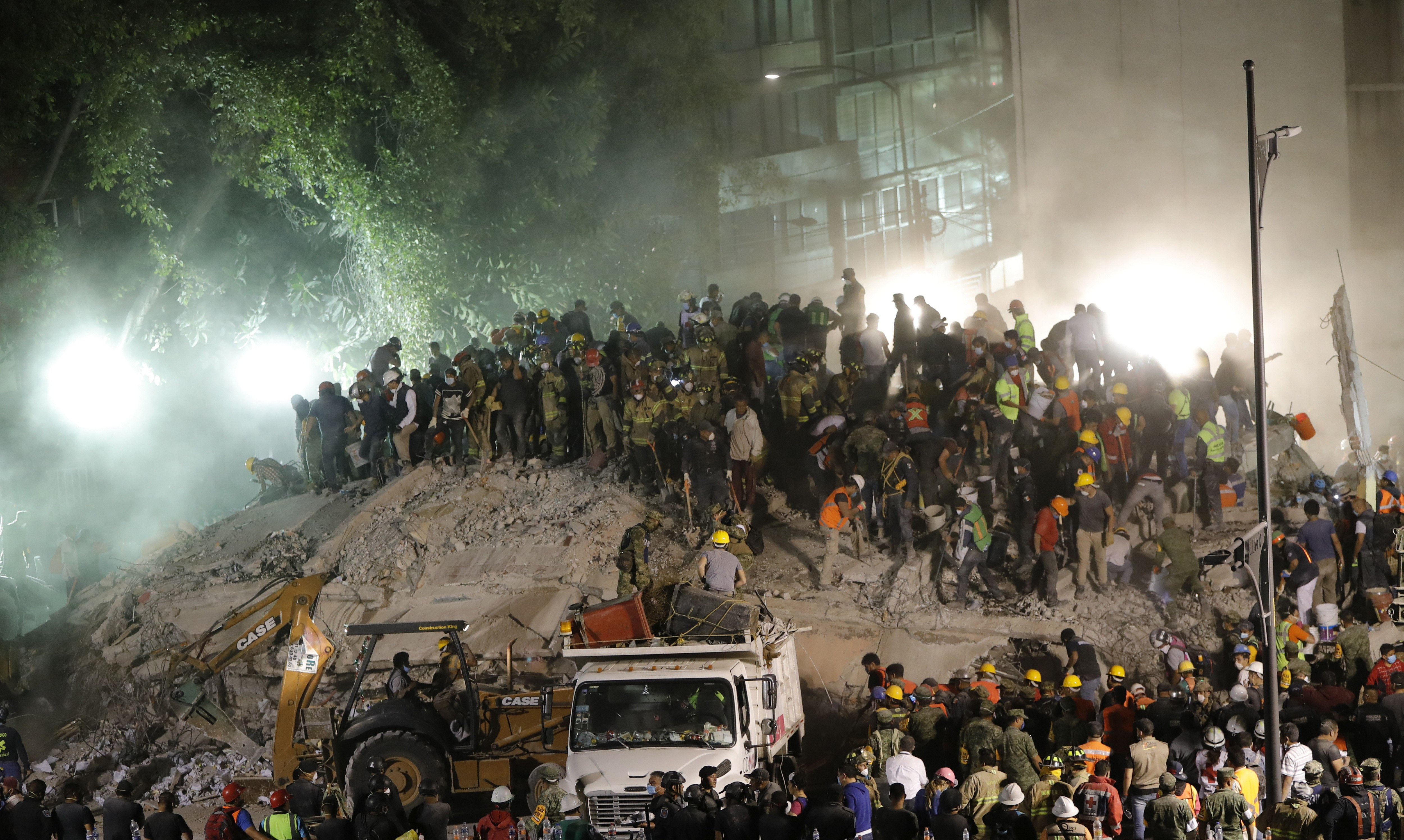 Cientos de mexicanos, entre brigadistas y voluntarios, contin&uacute;an intentando rescatar a personas con vida de los edificios colapsados en Ciudad de M&eacute;xico