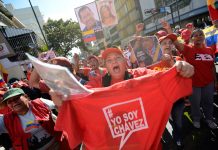 El líder bolivariano, Hugo Chávez, deja a Venezuela en el tránsito de un camino histórico inédito, el de un país petrolero al que llevó por la senda del socialismo y al que cambió desde la forma de hacer política hasta el rumbo de la economía mientras se sumergía en la polarización.